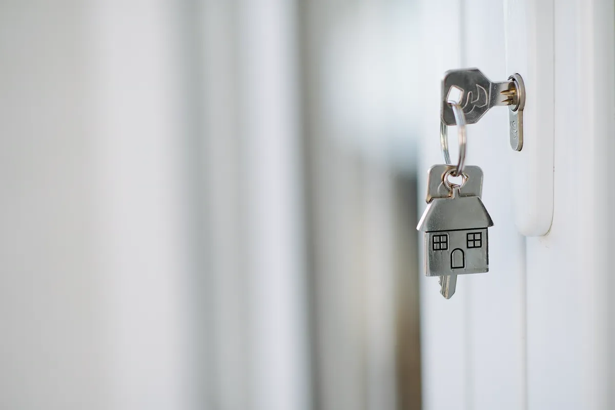 Huissleutel in het slot van een voordeur