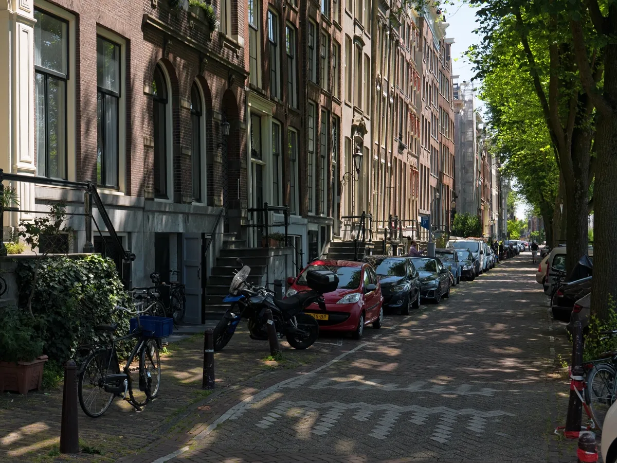 Straat met Nederlandse herenhuizen